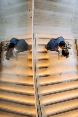 Gelin ve damadın ilk buluşması otel merdivenlerinde.