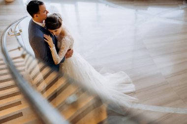 Gelin ve damadın ilk buluşması otel merdivenlerinde.