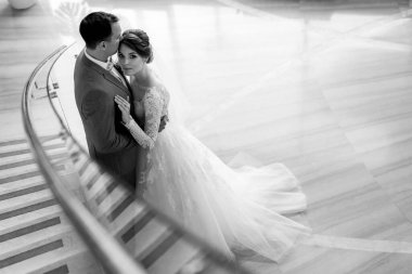 Gelin ve damadın ilk buluşması otel merdivenlerinde.