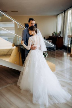 Gelin ve damadın ilk buluşması otel merdivenlerinde.