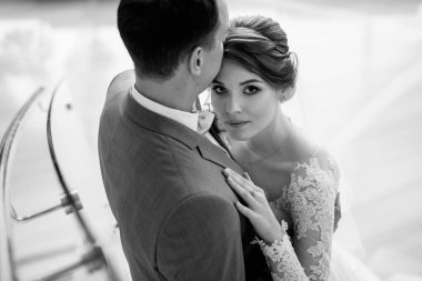 Gelin ve damadın ilk buluşması otel merdivenlerinde.