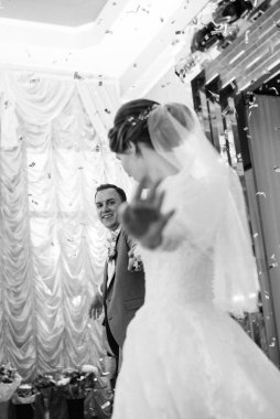 Gelin ve damadın ilk düğün dansı gün batımında restoranın içinde.