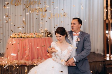 Gelin ve damadın ilk düğün dansı gün batımında restoranın içinde.