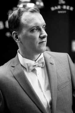 Berber dükkanındaki eğitim kampında tıraş olmuş ve stil yapmış genç bir adamın portresi.