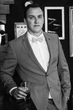 Berber dükkanındaki eğitim kampında tıraş olmuş ve stil yapmış genç bir adamın portresi.