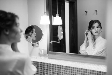 Beyaz elbiseli gelin otelin içindeki eğitim kampında.