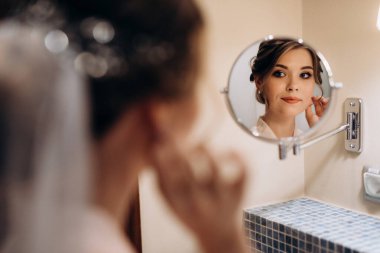 Beyaz elbiseli gelin otelin içindeki eğitim kampında.