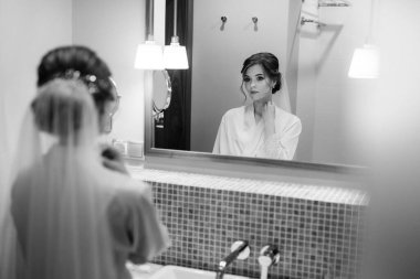 Beyaz elbiseli gelin otelin içindeki eğitim kampında.