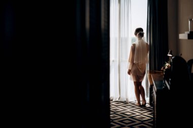 Beyaz elbiseli gelin otelin içindeki eğitim kampında.