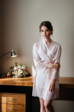 Beyaz elbiseli gelin otelin içindeki eğitim kampında.