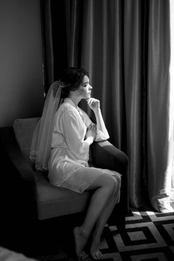 Beyaz elbiseli gelin otelin içindeki eğitim kampında.