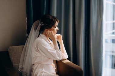 Beyaz elbiseli gelin otelin içindeki eğitim kampında.