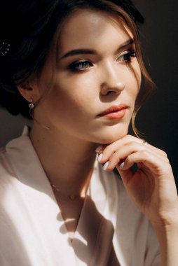 Beyaz elbiseli gelin otelin içindeki eğitim kampında.