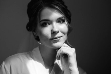 Beyaz elbiseli gelin otelin içindeki eğitim kampında.