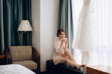 Beyaz elbiseli gelin otelin içindeki eğitim kampında.