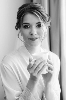 Beyaz elbiseli gelin otelin içindeki eğitim kampında.