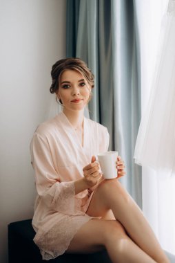 Beyaz elbiseli gelin otelin içindeki eğitim kampında.