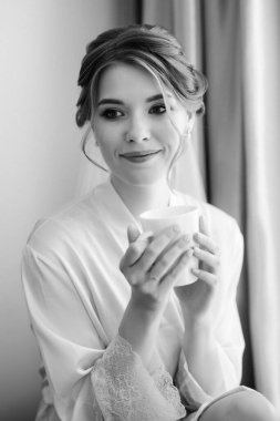 Beyaz elbiseli gelin otelin içindeki eğitim kampında.