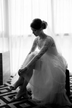 Beyaz elbiseli gelin otelin içindeki eğitim kampında.