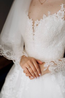 Beyaz elbiseli gelin otelin içindeki eğitim kampında.