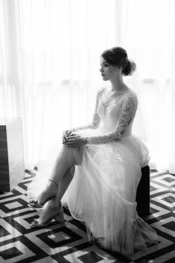 Beyaz elbiseli gelin otelin içindeki eğitim kampında.