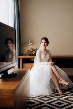 Beyaz elbiseli gelin otelin içindeki eğitim kampında.