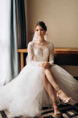 Beyaz elbiseli gelin otelin içindeki eğitim kampında.