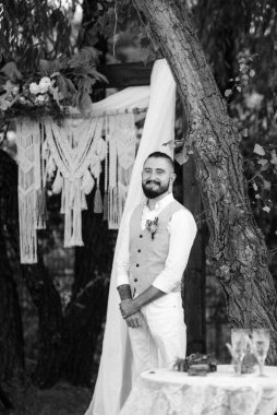 Ormandaki yeşil bir çayırda aşık genç bir çiftin düğün töreni.