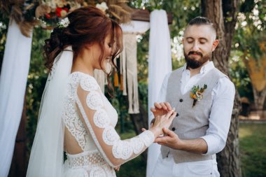 Ormandaki yeşil bir çayırda aşık genç bir çiftin düğün töreni.