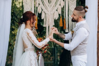 Ormandaki yeşil bir çayırda aşık genç bir çiftin düğün töreni.