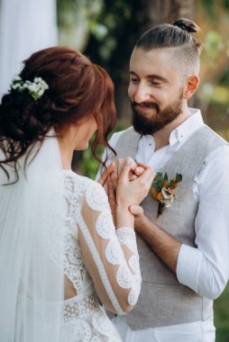 Ormandaki yeşil bir çayırda aşık genç bir çiftin düğün töreni.