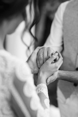 Ormandaki yeşil bir çayırda aşık genç bir çiftin düğün töreni.