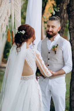 Ormandaki yeşil bir çayırda aşık genç bir çiftin düğün töreni.