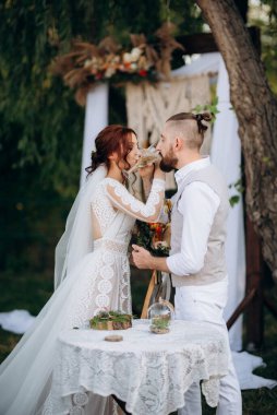 Ormandaki yeşil bir çayırda aşık genç bir çiftin düğün töreni.