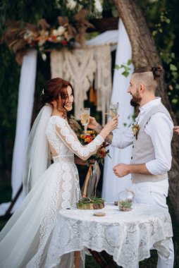 Ormandaki yeşil bir çayırda aşık genç bir çiftin düğün töreni.