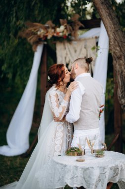 Ormandaki yeşil bir çayırda aşık genç bir çiftin düğün töreni.