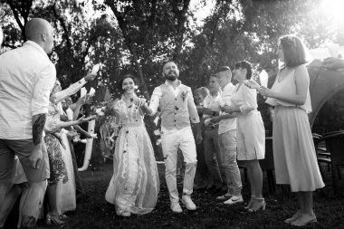 Ormandaki yeşil bir çayırda aşık genç bir çiftin düğün töreni.