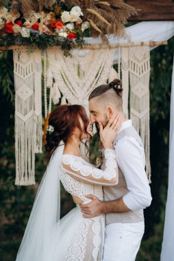 Ormandaki yeşil bir çayırda aşık genç bir çiftin düğün töreni.