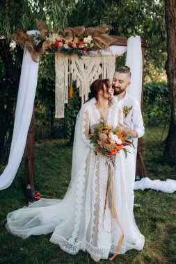 Ormandaki yeşil bir çayırda aşık genç bir çiftin düğün töreni.