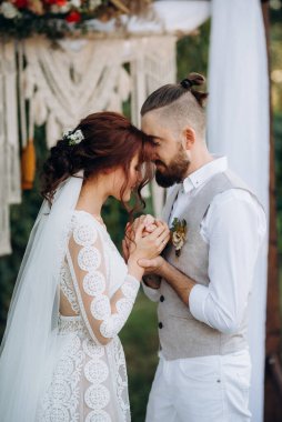 Ormandaki yeşil bir çayırda aşık genç bir çiftin düğün töreni.