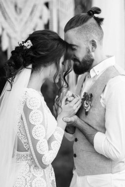 Ormandaki yeşil bir çayırda aşık genç bir çiftin düğün töreni.