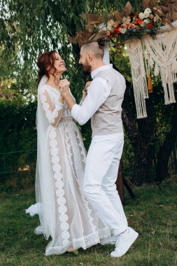 Ormandaki yeşil bir çayırda aşık genç bir çiftin düğün töreni.