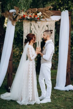 Ormandaki yeşil bir çayırda aşık genç bir çiftin düğün töreni.