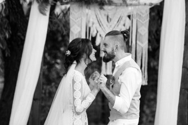 Ormandaki yeşil bir çayırda aşık genç bir çiftin düğün töreni.