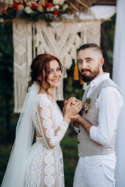 Ormandaki yeşil bir çayırda aşık genç bir çiftin düğün töreni.