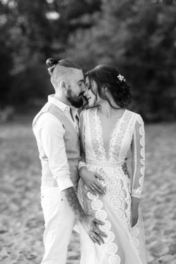 Gelin kız ve damat gün batımında nehrin kenarında