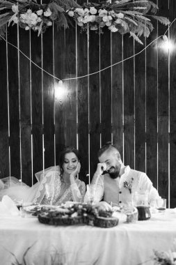 Yeni evlilerin portresi düğün şöleninde başkanlık makamında.