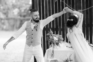 Gelin ve damadın ilk düğün dansı gün batımında restoranın içinde.