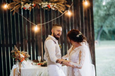 Gelin ve damadın ilk düğün dansı gün batımında restoranın içinde.