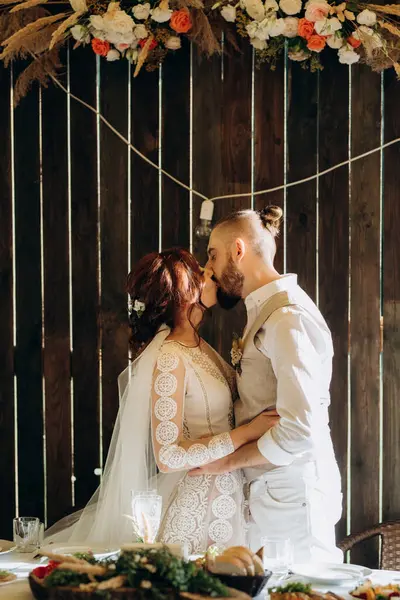 Yeni evlilerin portresi düğün şöleninde başkanlık makamında.